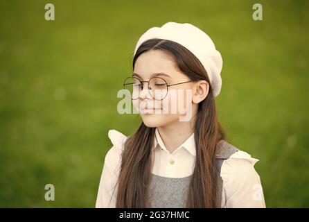 Prenez votre rêve au sérieux. Petit jour de rêve d'enfant à l'extérieur. Rêveur mignon. Petite fille se détendre avec les yeux fermés sur le paysage naturel. Un travail de rêve. Enfant Banque D'Images