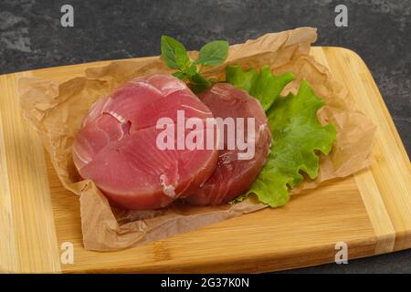 Raw tuna steak ronde prêt pour grill Banque D'Images