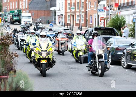 Hereford, Herefordshire, Royaume-Uni - lundi 14 juin 2021 - le RT Revd Richard Jackson, évêque de Hereford ( à droite ) dans son équipement de motocyclisme conduit dans un convoi de police escorté portant la statue de 3.5 pieds de long ange de couteau. L'évêque a roulé sa moto Harley Davidson avec des membres du club de moto Rolling Hills jusqu'aux portes de la cathédrale d'Hereford. La statue de l'ange du couteau sensibilise à l'impact du crime du couteau. Photo Steven May / Alamy Live News Banque D'Images