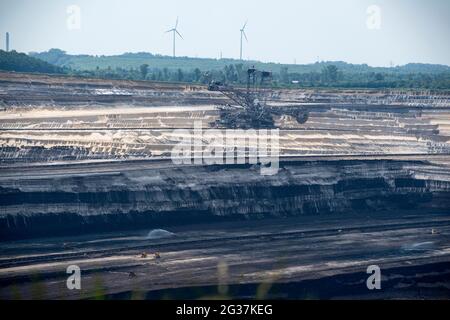 En Allemagne. 11 juin 2021. Pelle hydraulique à roue de godet 282, gros équipements, vue d'ensemble, en arrière-plan éoliennes, vue de la mine de lignite opencast Inden, le 11 juin 2021 crédit: dpa/Alay Live News Banque D'Images