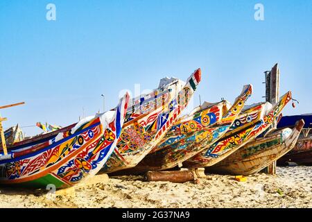 Bateaux en bois colorés dans le port de Nouakchott Banque D'Images