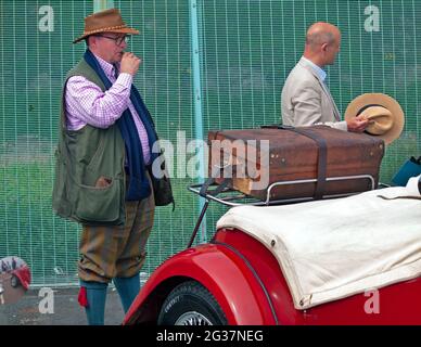 Un gent bien habillé lors d'un rallye automobile à Brighton Banque D'Images