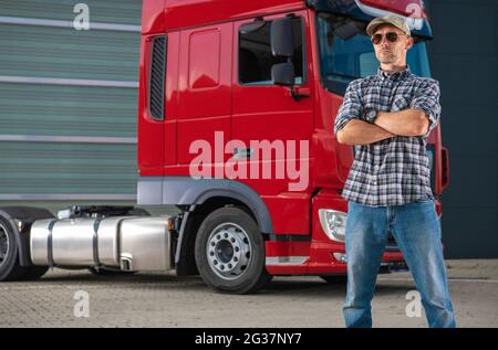 Semi-conducteur professionnel dans ses années 40 et son véhicule lourd. Thème de l'industrie du transport. Banque D'Images