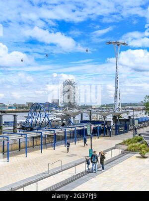 Horizon de Londres montrant le téléphérique Emirates Air Line qui traverse la Tamise à Greenwich Peninsular. Qui abrite l'O2 de Londres. Banque D'Images