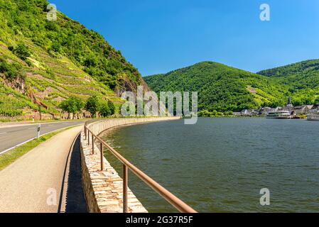 Belle vue sur la rivière qui coule entre les collines de raisin le long de la route dans l'ouest de l'Allemagne. Banque D'Images