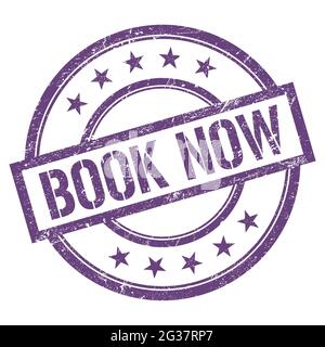 LIVRE MAINTENANT texte écrit sur violet rond timbre vintage en caoutchouc. Banque D'Images