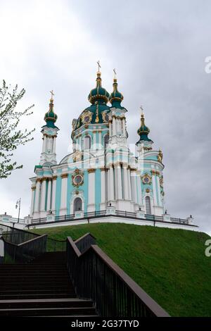 Kiev, Ukraine - 7 mai 2021. Belle église baroque Saint-André ou cathédrale Saint-André à Kiev. Lieu religieux Banque D'Images