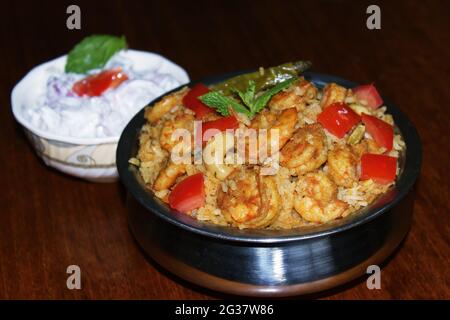 Crevettes savoureuses Biryani sur la table. Banque D'Images