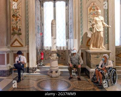 Italie, Rome, 4 juin 2020 : le musée Galleria Borghese rouvre après près de 3 mois de confinement en raison de la pandémie de covid-19. Photo : visiteurs Banque D'Images