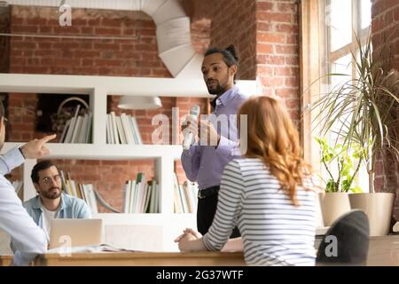 Un jeune mentor afro-américain prononce un discours dans un bureau moderne. Banque D'Images