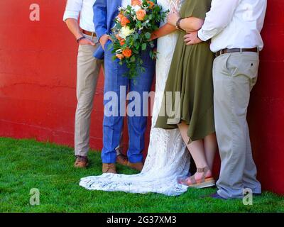 Mariage couple mariée et marié avec des amis dans la ligne Banque D'Images