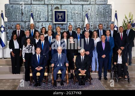(210614) -- JÉRUSALEM, 14 juin 2021 (Xinhua) -- Le nouveau Premier ministre israélien Naftali Bennett (L, première rangée), le Président israélien Reuven Rivlin (C, première rangée) et le Premier ministre suppléant et ministre des Affaires étrangères Yair Lapid (R, première rangée) posent pour une photo de groupe avec les nouveaux ministres du gouvernement à la résidence du Président à Jérusalem, le 14 juin 2021. (JINI via Xinhua) Banque D'Images