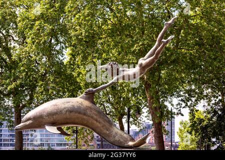 LONDRES ANGLETERRE CHELSEA CHEYNE MARCHER LA STATUE DE DAVID WYNNE LE GARÇON AVEC LE DAUPHIN Banque D'Images