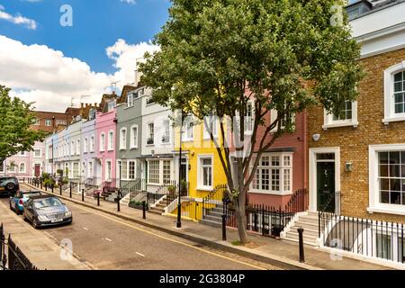 LONDRES ANGLETERRE CHELSEA BYWATER STREET HORS KINGS ROAD UNE SPLENDIDE RANGÉE DE MAISONS EN BRIQUES PASTEL Banque D'Images