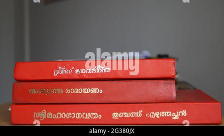 Kerala, Inde - 06-12-2021: Sree Mahabaratham, Adyathmaramayanam, Sreemad Bagavadgeetha saints Livres de l'hindou en malayalam sur un backgro blanc Banque D'Images