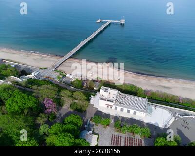 Vue aérienne du centre culturel Sea Casino et du pont Burgas. Magnifique paysage marin aérien de la baie de Burgas et du jardin de la mer, Bulgarie. Banque D'Images