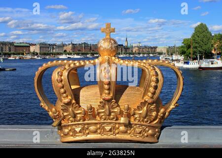 Une couronne royale dorée sur le pont de Skeppsholmsbron à Stockholm, en Suède. Banque D'Images