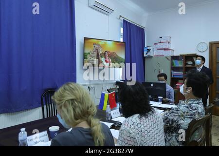 (210614) -- KIEV, le 14 juin 2021 (Xinhua) -- UN candidat prononce un discours par liaison vidéo lors d'un concours du 20e 'Pont chinois', en Ukraine, le 13 juin 2021. Le concours national ukrainien de qualification du 20e 'Pont chinois', un concours annuel chinois mondial pour les étudiants internationaux, s'est tenu en ligne dimanche dans le cadre de la pandémie COVID-19. Au total, 19 étudiants de trois universités ukrainiennes ont participé au concours, organisé par l'ambassade chinoise en Ukraine et composé de trois parties: Répondre à des questions sur l'histoire et la culture de la Chine, un monol Banque D'Images