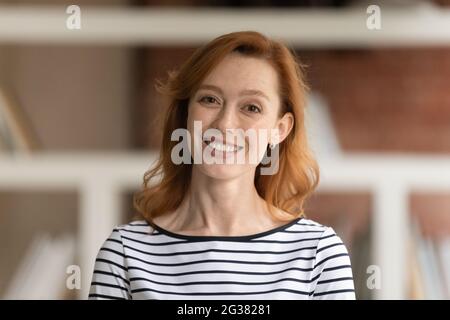 Portrait d'une jeune femme d'affaires souriante aux cheveux rouges. Banque D'Images