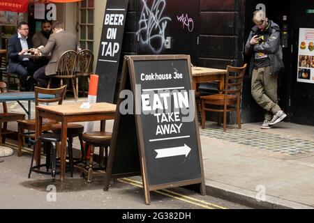 Restauration ou plats à emporter à Soho le 25 mai 2021 à Londres, Royaume-Uni. Alors que le blocage du coronavirus poursuit son processus d'assouplissement des restrictions, de plus en plus de personnes viennent dans le West End alors que de plus en plus d'entreprises ouvrent. Banque D'Images