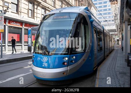 Système de transports en commun Midland Metro dans le centre-ville le 2 juin 2021 à Birmingham, Royaume-Uni. Le métro Midland est une ligne de tramway légère dans le comté de West Midlands, en Angleterre, qui relie les villes de Birmingham et Wolverhampton via les villes de West Bromwich et Wednesbury. La ligne fonctionne dans les rues des zones urbaines et rouvre les voies ferrées conventionnelles qui relient les villes. Les propriétaires sont transport pour West Midlands avec l'exploitation de National Express Midland Metro, une filiale de National Express. TfWM exploitera le service à partir d'octobre 2018. Banque D'Images