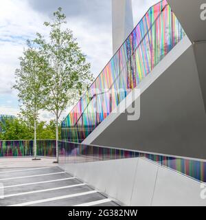 Le parc linéaire Tide en hauteur au bord de la rivière apporte à Londres une expérience High Line à Greenwich Peninsular. Avec une fresque transparente de l'artiste Liz West. Banque D'Images