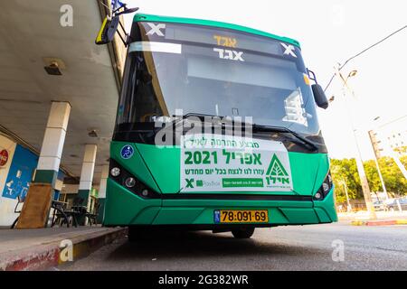 21-04-2021. hadera-israël. Un bus vert Eged garé à une gare centrale de Hadera, grand angle Banque D'Images