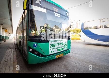 21-04-2021. hadera-israël. Un bus vert Eged garé à une gare centrale de Hadera, grand angle et bas angle Banque D'Images