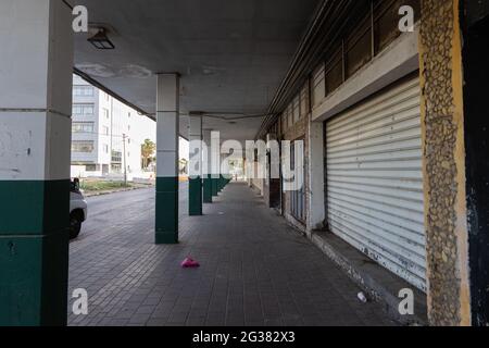 21-04-2021. hadera-israël. Vue sur les quais à passagers de la gare centrale d'Hadera Banque D'Images