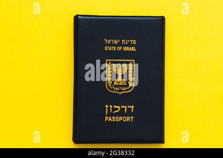 jérusalem-israël. 03-02-2021. Passeport israélien bleu avec estampillage or sur fond jaune Banque D'Images