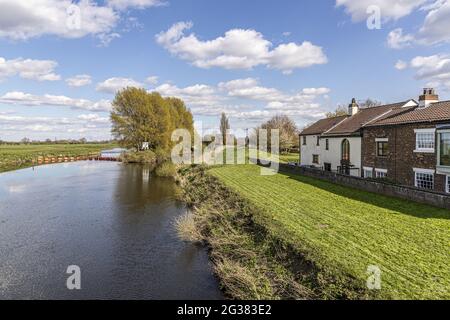 Vue vers l'est le long de la rivière aire vers la centrale électrique de Drax depuis le village de Beal, North Yorkshire UK Banque D'Images