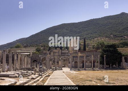 Vue sur les ruines historiques de la célèbre ville grecque ancienne appelée 'Ephèses' sur la côte d'Ionia située au sud-ouest de Selcuk à Izmir, Turquie. Banque D'Images