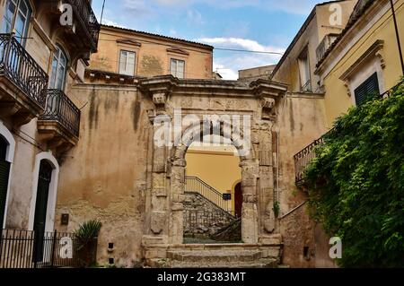 MODICA, SICILE, ITALIE - 22 novembre 2015 : une rue étroite et des bâtiments dans la ville de Modica, Sicile. Avec des routes abruptes sur les collines et les vieux bâtiments Banque D'Images