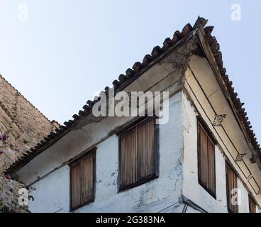 Vue rapprochée d'une ancienne maison turque traditionnelle, historique, capturée dans le célèbre village touristique de montagne de la mer Égée appelé 'Since' à Izmir, Turquie. JE Banque D'Images