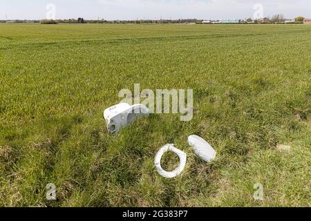 Une vieille toilette curieusement abandonnée (déversée) au milieu de nulle part sur le bord d'un champ près de Owston Ferry, North Lincolnshire UK Banque D'Images