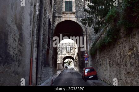 MODICA, SICILE, ITALIE - 22 novembre 2015 : une rue étroite et des bâtiments dans la ville de Modica, Sicile. Avec des routes abruptes sur les collines et les vieux bâtiments Banque D'Images