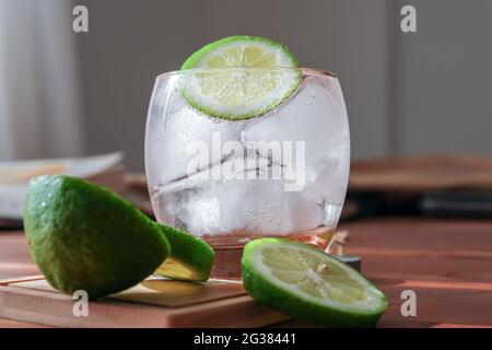 bulles dans la glace et la boisson au citron. boissons fraîches d'été Banque D'Images