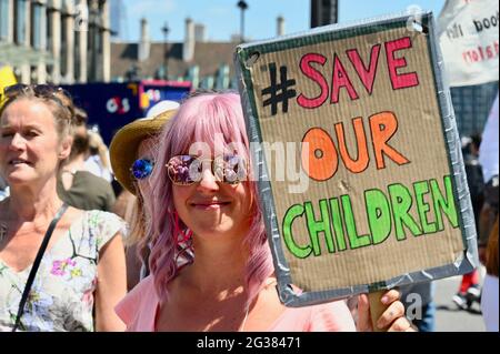 Londres, Royaume-Uni. Démonstration anti-verrouillage et anti VAX. Le gouvernement a annoncé que la levée supplémentaire des restrictions au confinement de la COVID-19 serait reportée du 21 juin au 19 juillet 2021 au plus tôt. Place du Parlement, Westminster. Crédit : michael melia/Alay Live News Banque D'Images