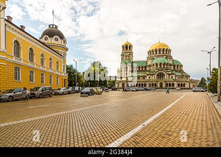 Cathédrale Saint Aleksandar Nevski (et sur la gauche : l'Académie bulgare des sciences) à Sofia, Bulgarie Banque D'Images