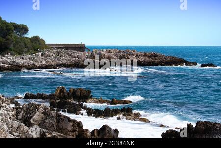 Ciel bleu et mer au Cap d'Antibes, côte d'azur Banque D'Images