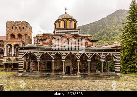 Le Monastère de Saint Ivan de Rila, mieux connu sous le nom de Monastère de Rila (Рилски манастир, Rilski manastir) est le plus grand et le plus célèbre monastère orthodoxe de l'est en Bulgarie. Il appartient au patrimoine mondial de l'UNESCO. Banque D'Images