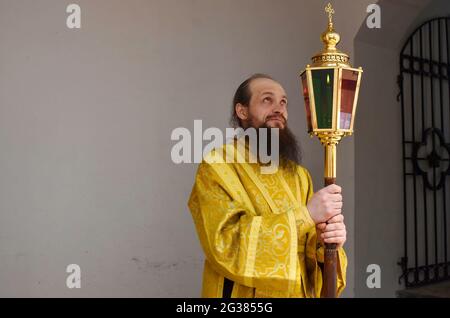 Svyatogorsk, Ukraine. 22 mai 2021. Un moine vu lors de la procession dans le Svyatogorskaya Lavra.le Svyato-Uspenskaya Svyatogorskaya Lavra est un important monastère chrétien orthodoxe sur la rive droite de la Seversky Donets, près de la ville de Svyatogorsk dans l'oblast de Donetskaya (région) de l'est de l'Ukraine. Aujourd'hui, le monastère constitue la pièce maîtresse du Parc naturel national. Crédit : Andriy Andriyenko/SOPA Images/ZUMA Wire/Alay Live News Banque D'Images