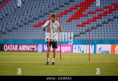 Munich, Allemagne. 14 juin 2021. Football: Championnat d'Europe, Groupe F, avant le match France - Allemagne. Entraînement final pour l'Allemagne au stade de championnat d'Europe à Munich. Marcus Sorg, entraîneur adjoint, installe Stamngen avant l'entraînement. Credit: Federico Gambarini/dpa/Alay Live News Banque D'Images