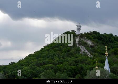Svyatogorsk, Ukraine. 22 mai 2021. Vue sur les coupoles de la nouvelle église dans le Svyatogorskaya Lavra. Le Svyato-Uspenskaya Svyatogorskaya Lavra est un important monastère chrétien orthodoxe sur la rive droite de la Seversky Donets, près de la ville de Svyatogorsk dans l'oblast de Donetskaya (région) de l'est de l'Ukraine. Aujourd'hui, le monastère constitue la pièce maîtresse du Parc naturel national. (Photo par Andriy Andriyenko/SOPA Images/Sipa USA) crédit: SIPA USA/Alay Live News Banque D'Images