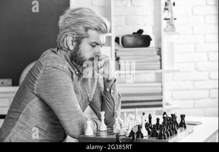 Réfléchir à l'étape suivante. Leçon d'échecs. Concept de stratégie. Jouer aux échecs. Passe-temps intellectuel. Logiques de développement. Apprendre jouer aux échecs. Mauvais déplacement Banque D'Images