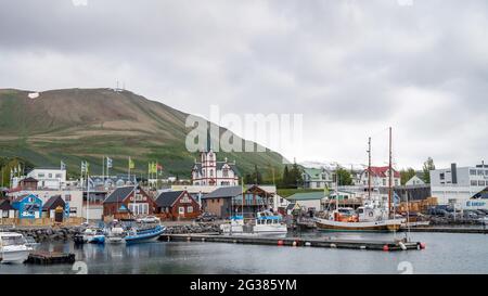 Husavik, Islande - juin 2019 : paysage urbain de Husavik, avec de vieux bateaux de pêche traditionnels en bois utilisés pour l'observation des baleines dans le port de Husavik Banque D'Images