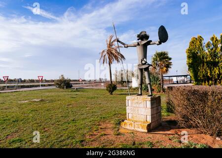 Statue en métal de Don Quichotte à côté de l'AUTOROUTE NATIONALE A-4 dans les environs de Puerto Lapice, Ciudad Real, Castilla la Mancha, Espagne, Europe Banque D'Images