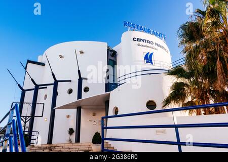 Restaurant Centro Nautico. Puerto Marina, belle marina avec yachts de luxe et bateaux à moteur dans la ville touristique de bord de mer de Benalmádena, Málaga, COS Banque D'Images