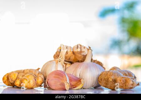 ail frais bio et racines de gingembre. Banque D'Images