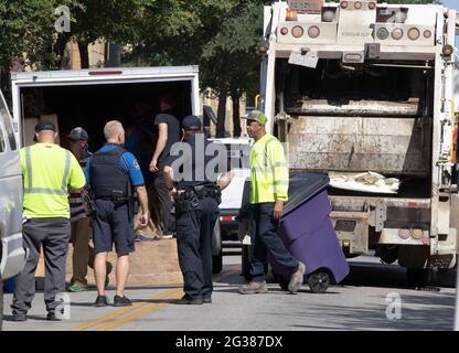 Austin, Texas, États-Unis. 14 juin 2021. La police de la ville d'Austin (TX) surveille pendant que les employés de la ville nettoient un grand camp de protestation des sans-abri du côté nord de l'hôtel de ville en milieu de matinée. La police a arrêté plusieurs sans-abri qui ont refusé de coopérer après plusieurs semaines d'avertissements et d'offres d'assistance. Crédit : Bob Daemmrich/Alay Live News Banque D'Images